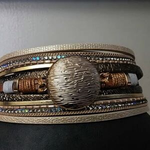 Elegant Gold and Black Women's Bracelet